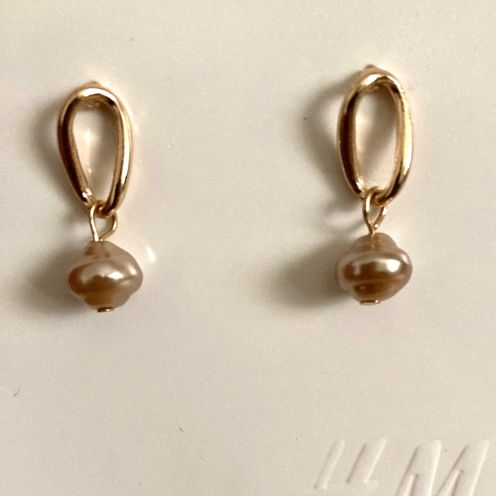 Pretty drop gold & Pearl earrings
